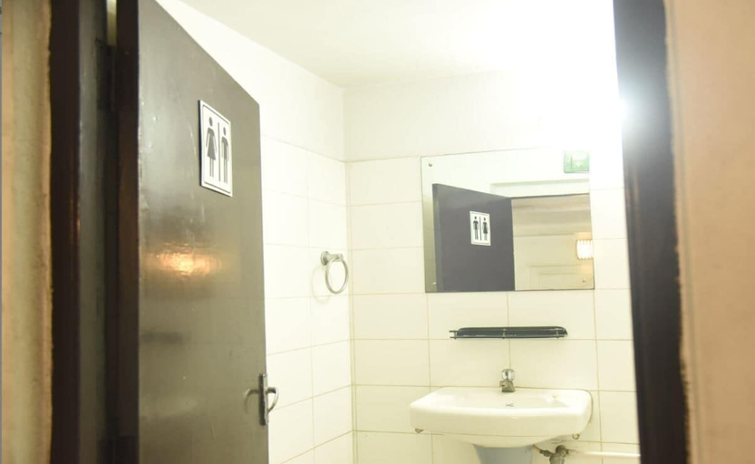 Bathroom, Marble Palace Guest House, Kolkata