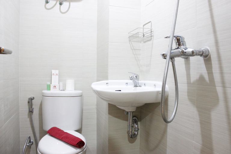 Bathroom 5, Homey Studio Room Gateway Pasteur Apartment By Travelio, Bandung