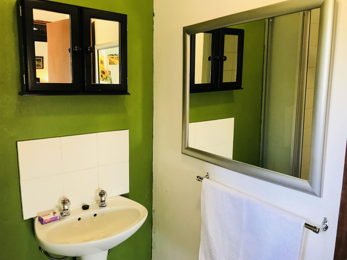 Bathroom 4, The Farmers Cottage, Xhariep