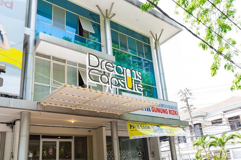 Exterior & Views 1, RedDoorz Hostel @ DI Panjaitan Simpang Lima, Semarang