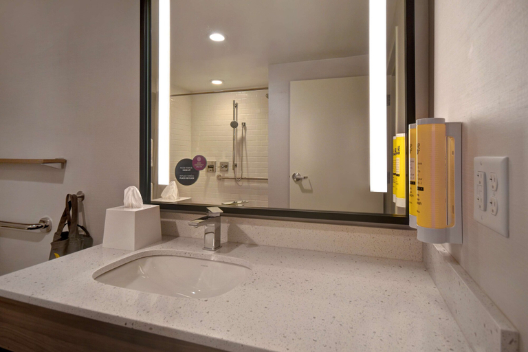 Bathroom 4, Tru by Hilton Manchester Downtown, Hillsborough