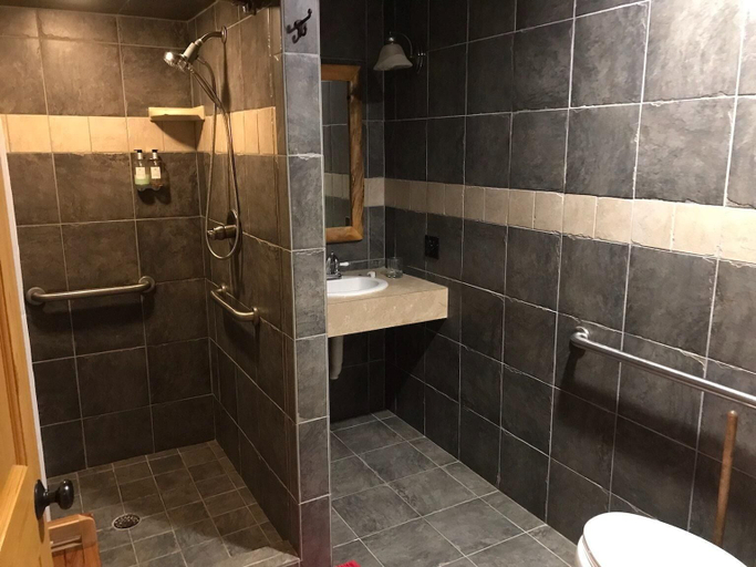 Bathroom 3, Snow Goose Lodge at Gamekeeper's Marsh, Republic