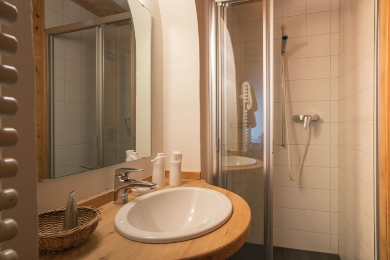 Bathroom 4, Gasthaus & Hotel Berninahaus, Maloja