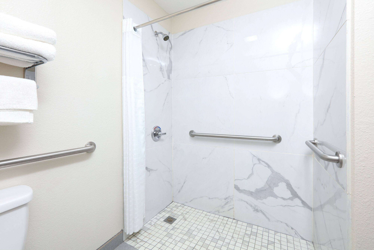 Bathroom 5, Super 8 by Wyndham Palestine, Anderson