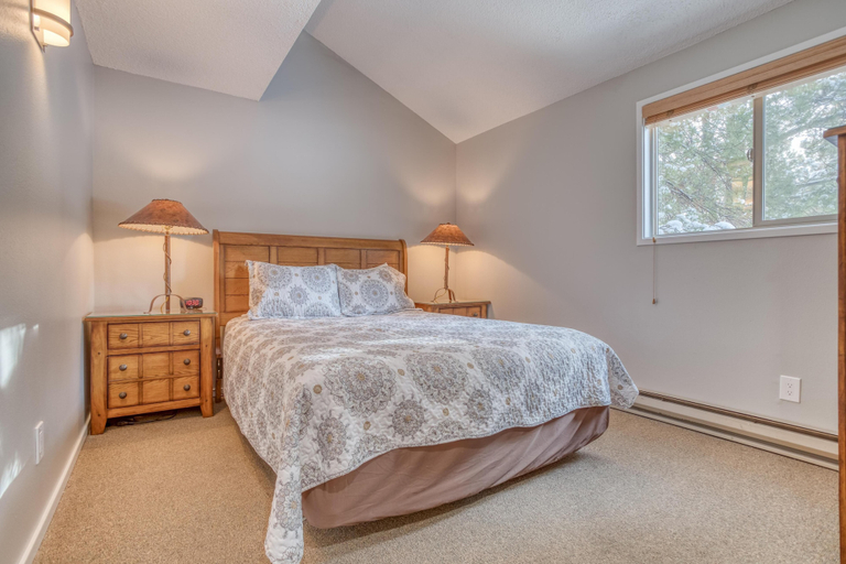 Bedroom 1, Ski House 230, Deschutes
