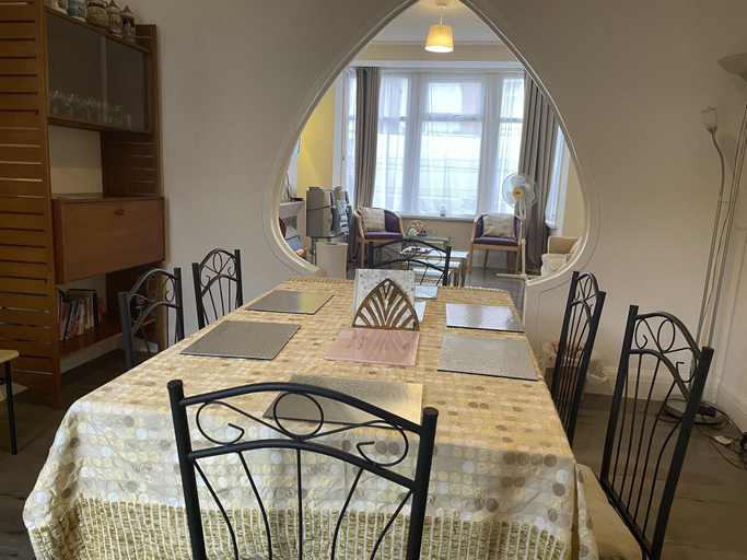 Others 5, Renovated 4-bed Home, Sleeps 9 With Parking & Spa, Blackpool
