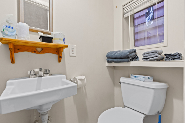 Bathroom 4, Beach Motel & Suites, York