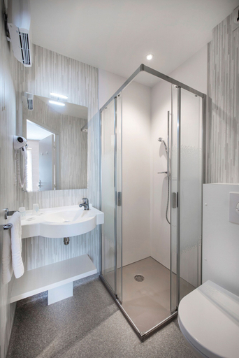 Bathroom 4, LOGIS HOTEL - L'HÔTEL DES BAINS, Aveyron