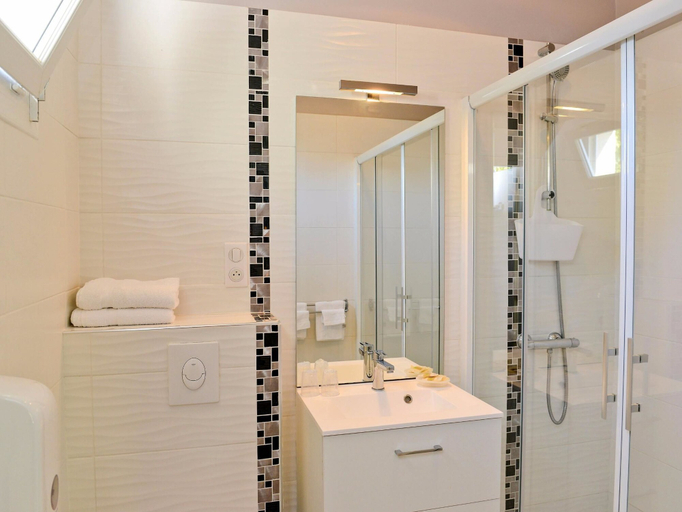 Bathroom 4, Logis Hotel L'Amandier, Pyrénées-Atlantiques