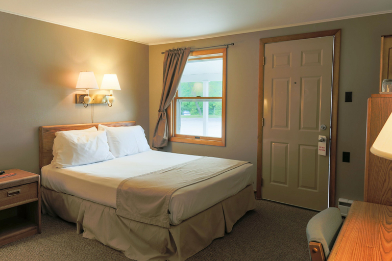 Bedroom 3, Rodeway Inn Gorham Riverside, Coos