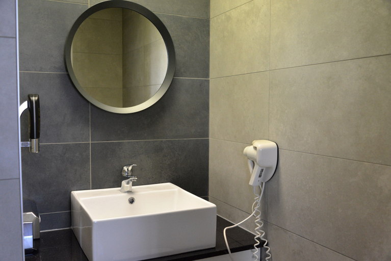 Bathroom 3, City Hotel Bergen op Zoom, Bergen op Zoom