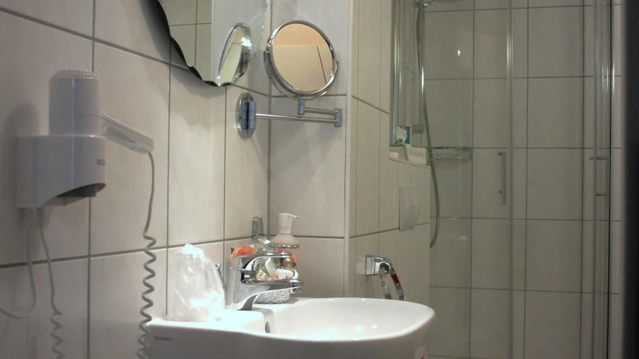 Bathroom 5, Hotel Kronprinzen, Bonn