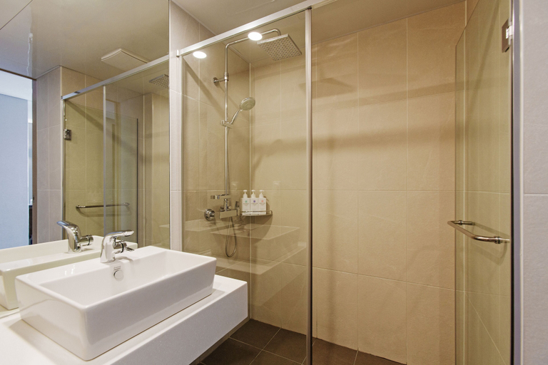 Bathroom 4, Hotel Adela, Yeongdo