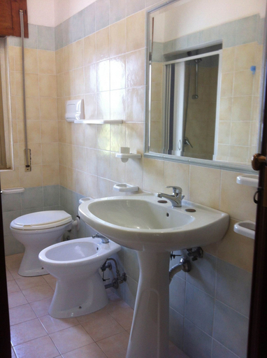 Bathroom 4, Viola Club Village, Foggia