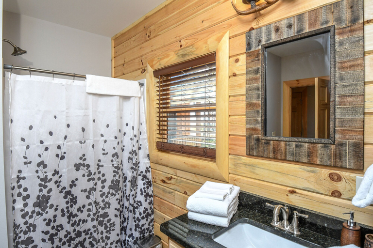 Bathroom 3, Mountain Mojo, Garrett