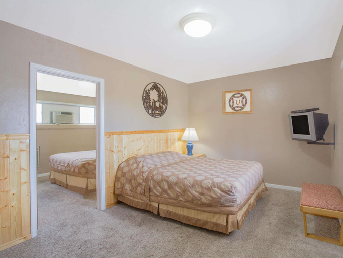 Bedroom 3, Best Host Inn, Garfield