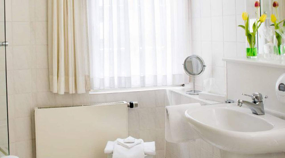 Bathroom 5, Hotel Schere, Northeim