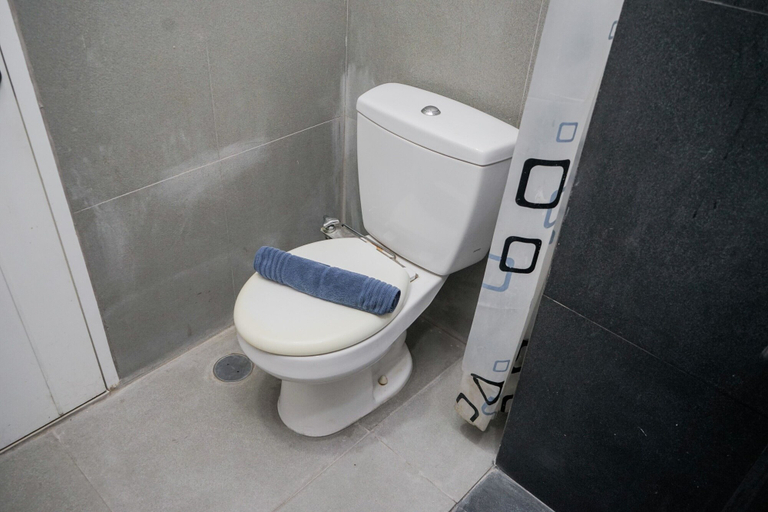 Bathroom 5, Nice and Elegant Studio at Paddington Heights Apartment By Travelio, Tangerang