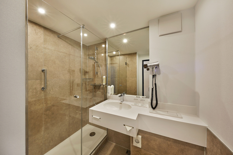 Bathroom 5, H+ Hotel Köln Brühl by Sunday Hotels, Rhein-Erft-Kreis