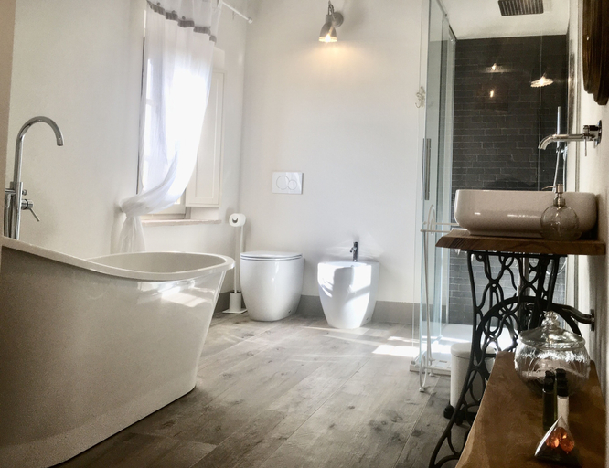 Bathroom 5, Vento d’Orcia, Siena