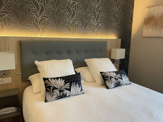Bedroom 3, Logis Hotel L'Amandier, Pyrénées-Atlantiques