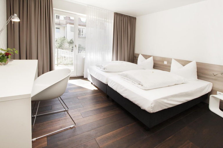 Bedroom 4, Hotel Schwarzwälder Hof, Freiburg im Breisgau