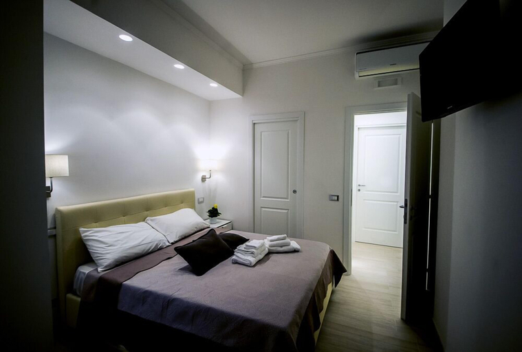 Bedroom 2, Mr. Charlie Brown, Rome