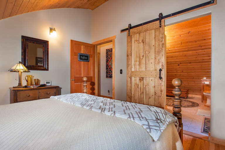 Bedroom 4, Moss Mountain Inn, Flathead