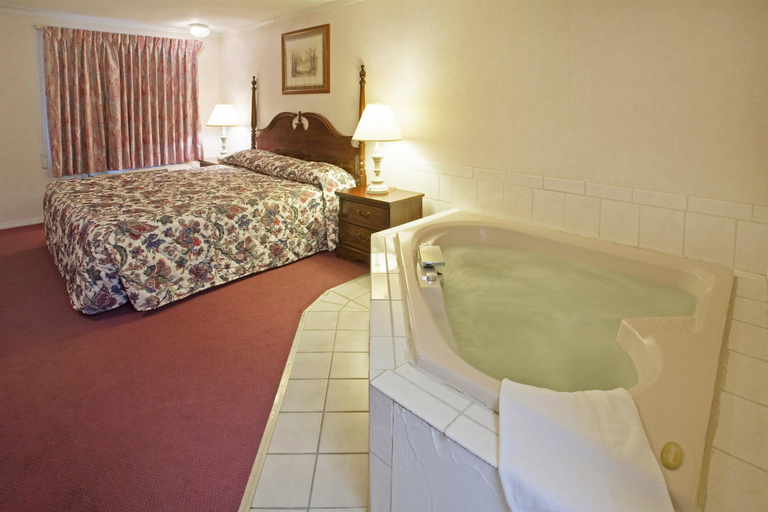 Bedroom 3, Americas Best Value Inn Lansing, Ingham