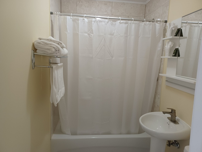 Bathroom 3, North Shore Wayside Inn, Algoma