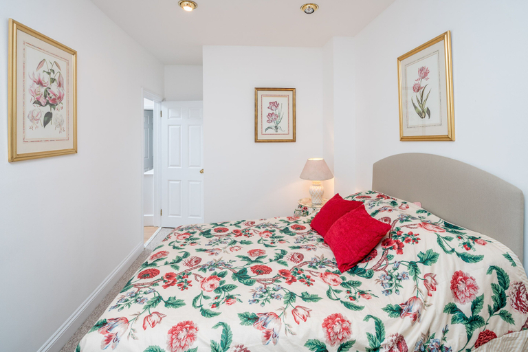 Bedroom 3, JOIVY Elegant house with rooftop terrace, London
