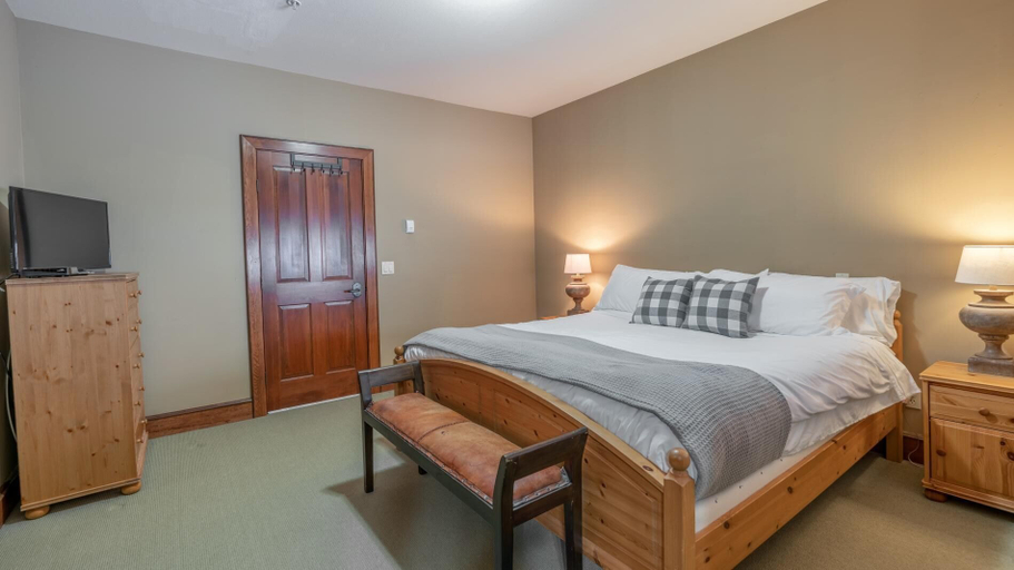 Bedroom 3, Mountain Time-spacious, Private Hot Tub,great View, Kootenay Boundary