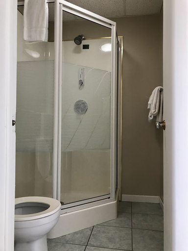 Bathroom 3, Motel Moreau, Le Domaine-du-Roy