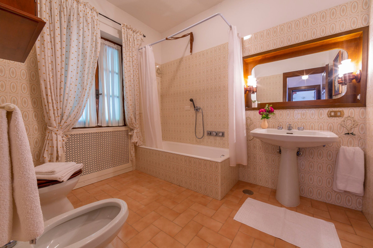 Bathroom 3, Villa La Volpe Plesio, Como