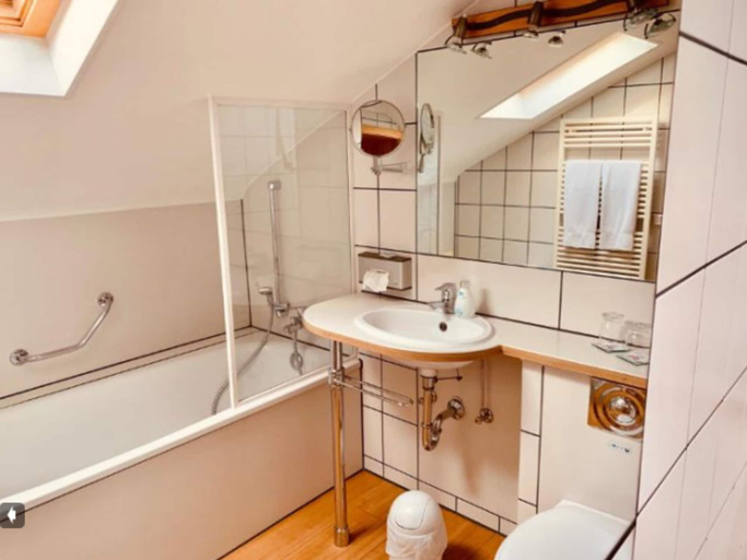 Bathroom 5, Hotel LANDHAUS KÜRRENBERG, Mayen-Koblenz