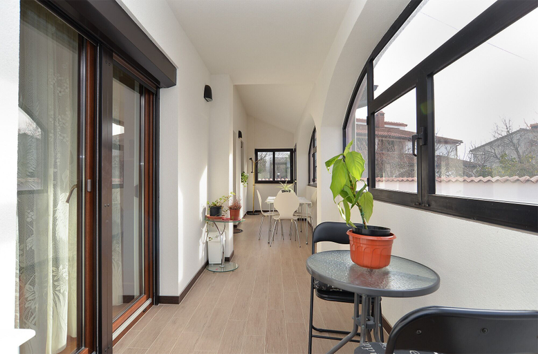 Others 5, Apartment 1986, Pula