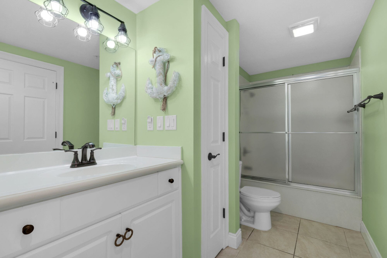 Bathroom 4, Treasure Island 1005, Bay