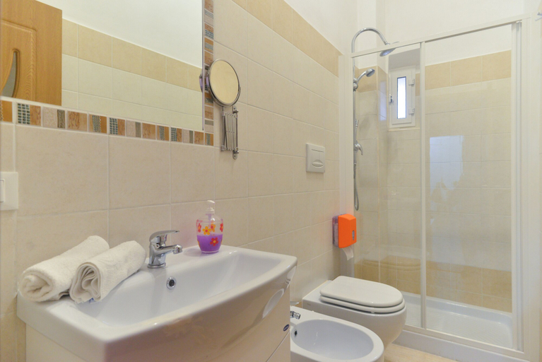 Bathroom 5, B&T Rooms Trani, Roma