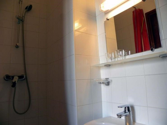 Bathroom 5, Bellevue Sarl, Val-de-Marne