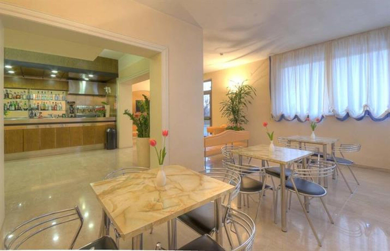 Food & Drinks 5, Settecolli Sport Hostel - Triple Room 104, Ancona