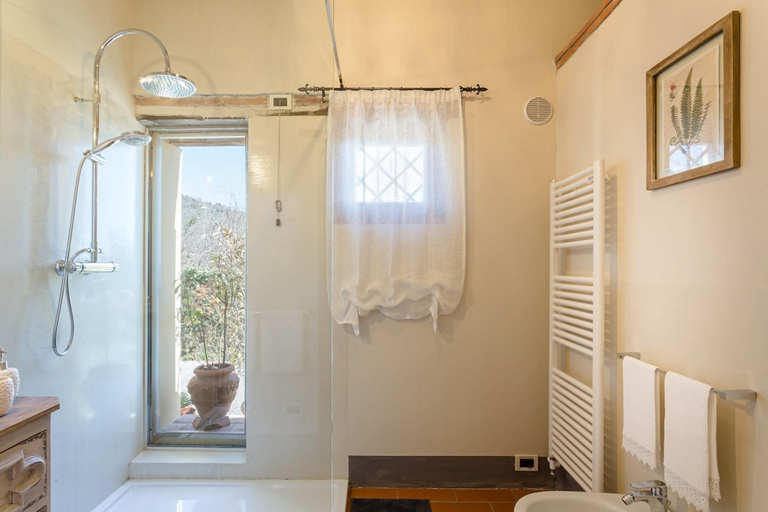 Bathroom 4, Rosyabate Cottage in Uzzano, Pistoia