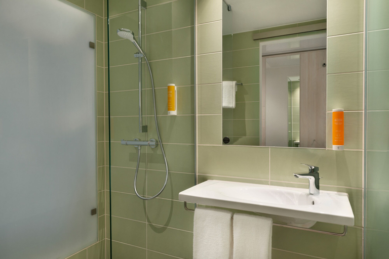 Bathroom 5, Super 8 by Wyndham Augsburg, Augsburg