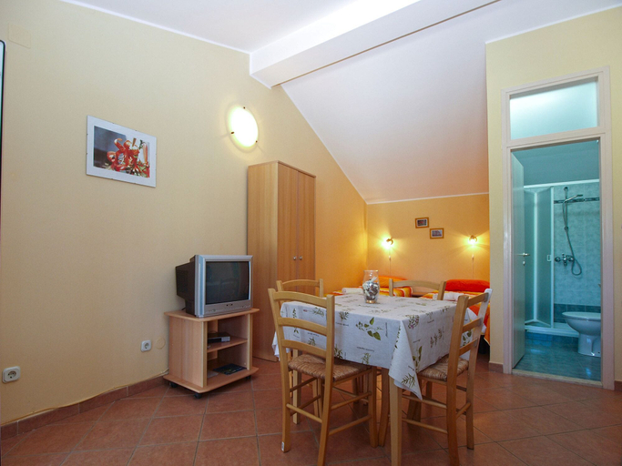 Others 5, Apartment 1895, Marčana