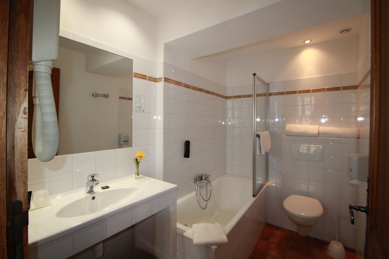 Bathroom 3, Hostellerie Le Beffroi, Vaucluse