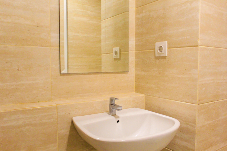 Bathroom 2, Strategic and Comfy 2BR Apartment Springwood Residence By Travelio, Tangerang