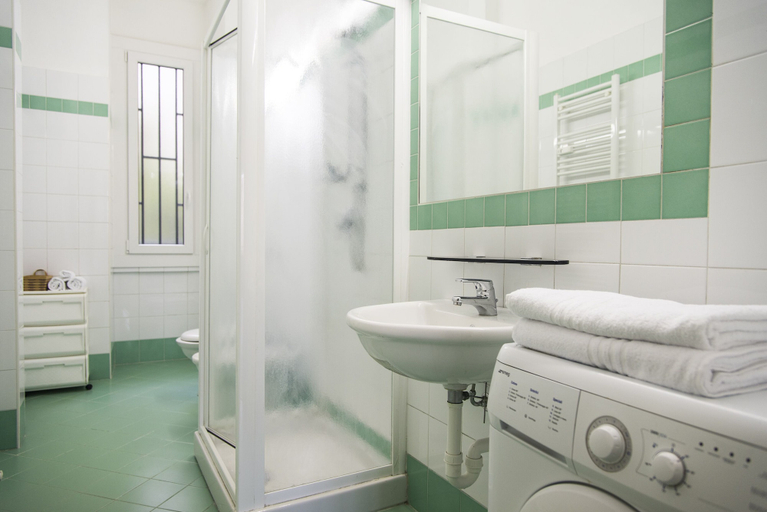 Bathroom 2, 2 Bedrooms with Balcony in City Life District, Milano