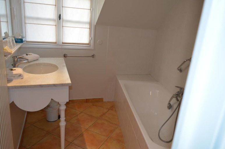 Bathroom 4, Logis Hotel Le Cheval Blanc, Loir-et-Cher