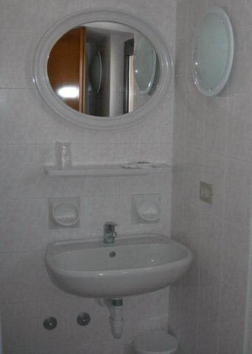 Bathroom 4, Hotel Sorriso, Verona