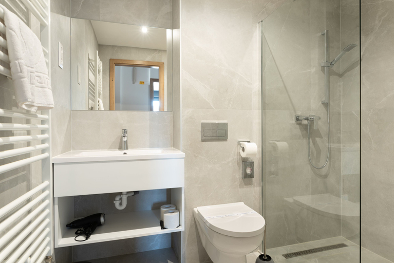 Bathroom 3, R31 Residence Apartkomplex, Sárvár