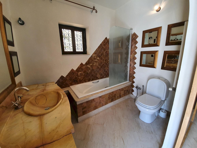 Bathroom, Golden Tulip APT Spacieux Avec Deux Terrasses, La Marsa
